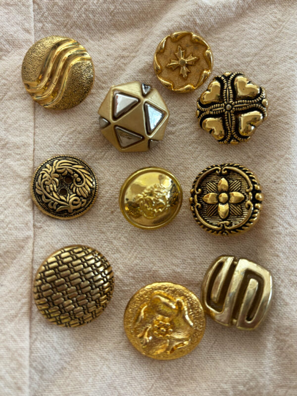 Mix botones clásicos dorados